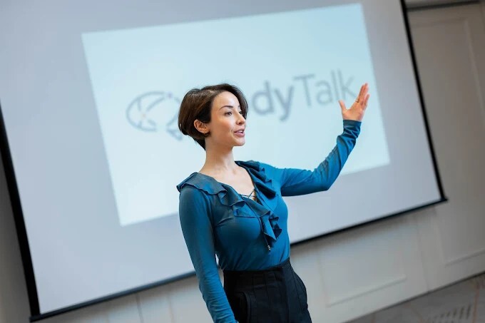 Using strong body language during a presentation