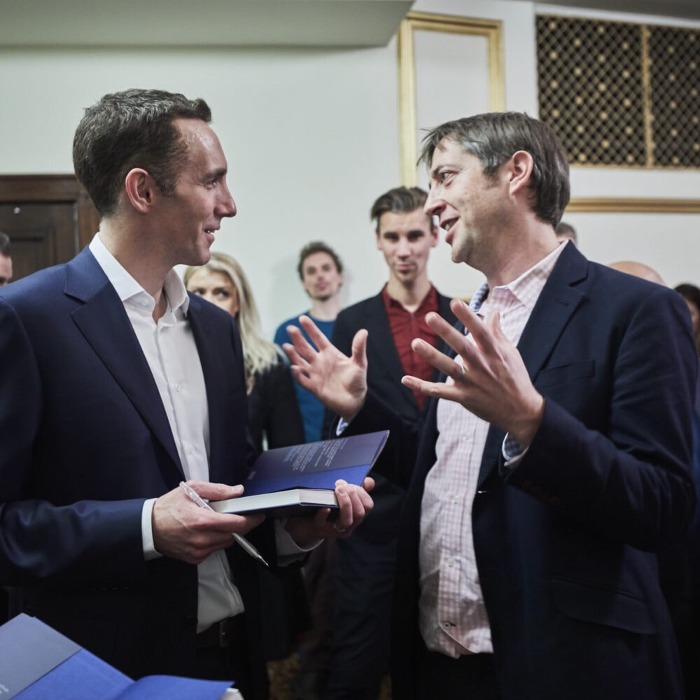 How to start conversations at networking events - an example of confident body language