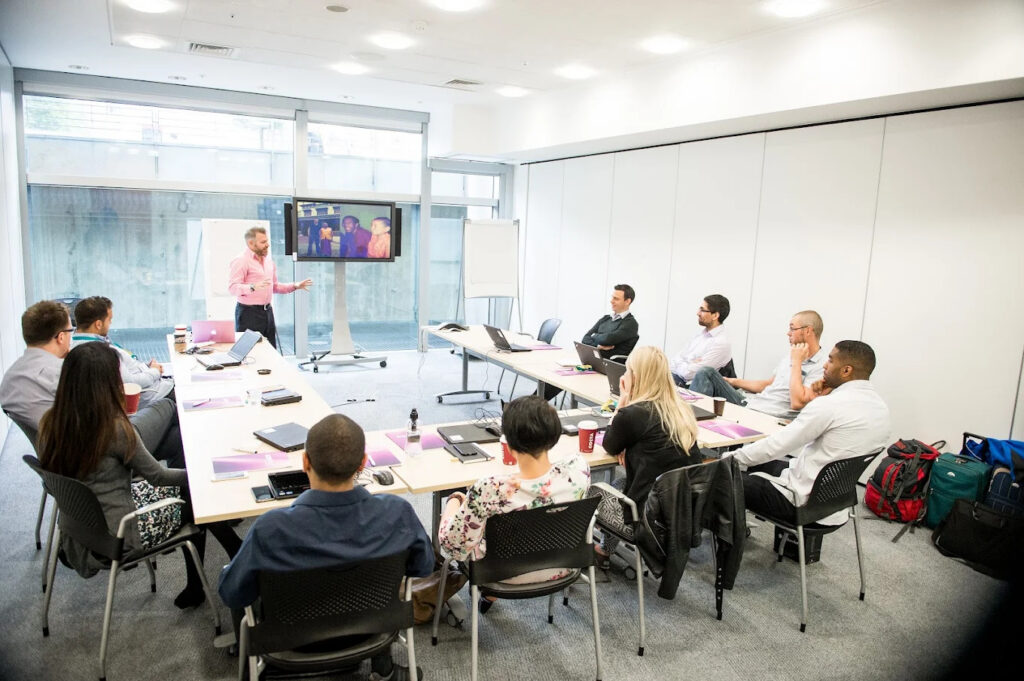 Keeping an audience engaged using body language in a presentation