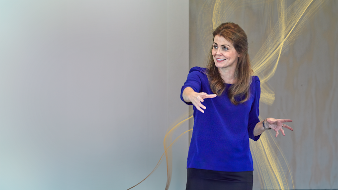 Congruent body language and facial expressions during a presentation