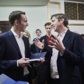 How to start conversations at networking events - an example of confident body language